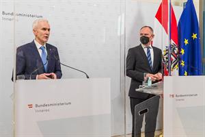 Der Generalsekretär von Interpol, Jürgen Stock (li.), und Innenminister Gerhard Karner.