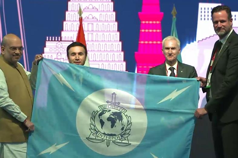Neu-Delhi: BK-Direktor übernimmt INTERPOL-Flagge für kommende Generalversammlung in Wien
