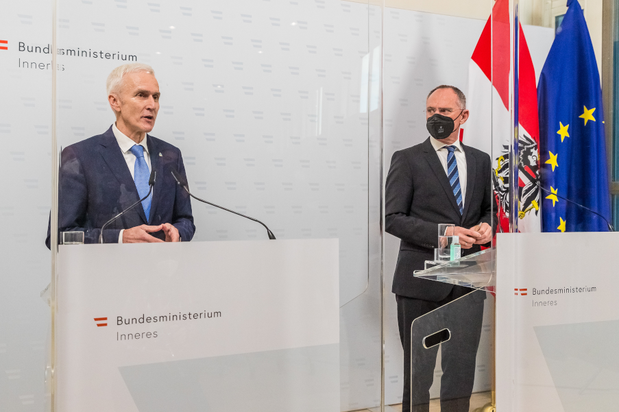 Innenminister Gerhard Karner mit Generalsekretär von Interpol Günther Stock